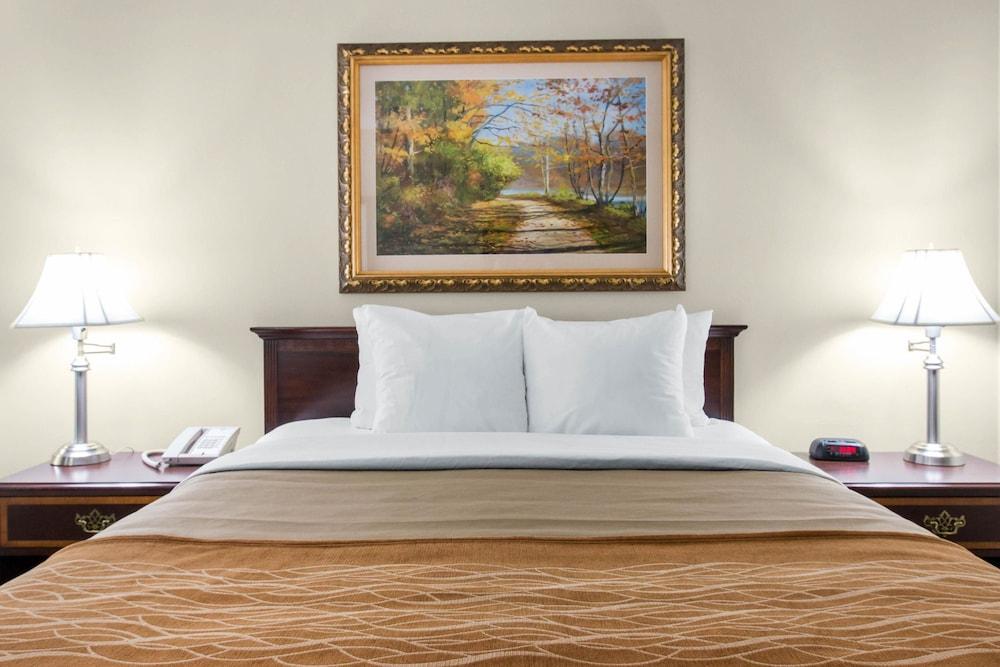 Comfort Inn Plainwell Экстерьер фото