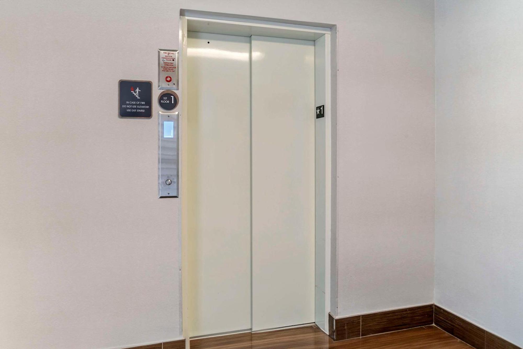 Comfort Inn Plainwell Экстерьер фото
